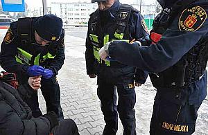 Człowiek w pojemniku na bioodpady. "Nagle zaczął szczekać"