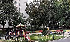 Ścianka wspinaczkowa zamiast schodków. Rodzice: "Zjeżdżalnia nie dla dwulatków"