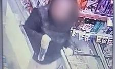 Szarpała i przyduszała kasjerkę. Zabrała butelkę wódki