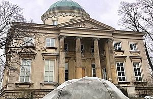 Rzeźby przed Królikarnią pozakrywane. Muzeum wyjaśnia