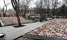 Olbrzymi pomnik na cmentarzu. Powstał w miejscu masowego grobu Żydów