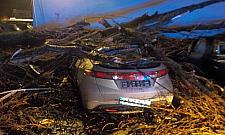 Wichura powaliła olbrzymie drzewo. Pięć samochodów zniszczonych