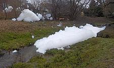 Kanałek Wawerski cały w pianie. Co było tego przyczyną?