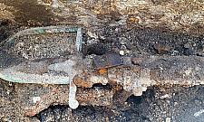 Rośnie opóźnienie placu "pięciu rogów". Na osłodę znaleźli ułańską szablę