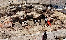 Rośnie opóźnienie placu "pięciu rogów". Na osłodę znaleźli ułańską szablę