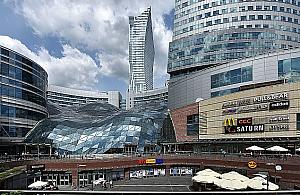 Złote Tarasy mają piętnaście lat. Wciąż budzą kontrowersje