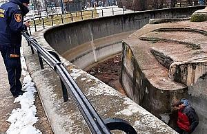 Pechowa przygoda mieszkańca Bródna. Wpadł do fosy dawnego wybiegu "miśków"