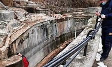 Pechowa przygoda mieszkańca Bródna. Wpadł do fosy dawnego wybiegu "miśków"