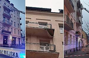 Balkon mógł runąć na chodnik. "Przechodniów uratowały metalowe pręty"