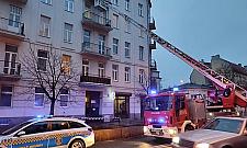 Balkon mógł runąć na chodnik. "Przechodniów uratowały metalowe pręty"