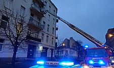 Balkon mógł runąć na chodnik. "Przechodniów uratowały metalowe pręty"