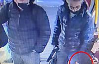 Bezczelna kradzie� w tramwaju. Policja szuka dw�ch m�czyzn