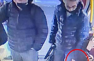 Bezczelna kradzież w tramwaju. Policja szuka dwóch mężczyzn