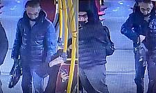 Bezczelna kradzież w tramwaju. Policja szuka dwóch mężczyzn