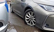 Auto wpadło w 30-centymetrową dziurę. Dwa koła uszkodzone