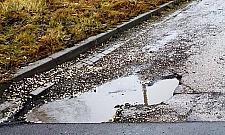 Auto wpadło w 30-centymetrową dziurę. Dwa koła uszkodzone