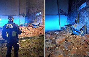 Zabytkowy mur runął na samochody na Mariensztacie