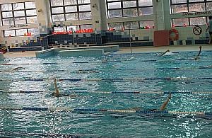 Baseny w Warszawie. Droższe bilety, skrócony czas pływania