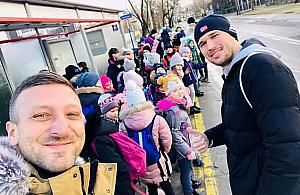 Zwęzili przystanek, zasadzili kwiaty. Dla pasażerów brakuje miejsca