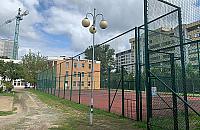 Dzieci ze szkoły nr 82 czekają na kryte boisko