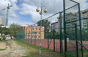 Dzieci ze szkoły nr 82 czekają na kryte boisko