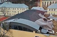 Potężny wiatr na Bródnie. Hala sportowa straciła dach