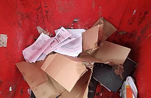 PESEL-e, adresy, numery paszportów. Dane osobowe w zwykłym śmietniku na Woli