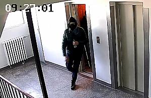 Kradzież roweru na Bródnie. Policja szuka tego mężczyzny