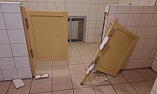 Zatrzymała go policja. Zdewastował toaletę w komisariacie