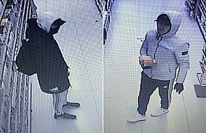 Kradzież w Rossmannie na Pradze. Policja szuka tych mężczyzn