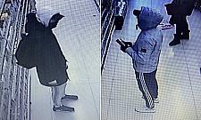 Kradzież w Rossmannie na Pradze. Policja szuka tych mężczyzn