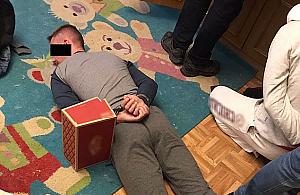 Imprezował z nieznajomymi, został okradziony