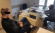 Imprezował z nieznajomymi, został okradziony