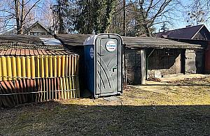 Żenujący problem w Choszczówce. Ilu urzędników potrzeba, by kierowcy mogli skorzystać z toalety?