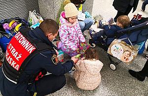 "Dowiedziała się, że syn poległ". Straż miejska pomaga uchodźcom