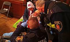 "Dowiedziała się, że syn poległ". Straż miejska pomaga uchodźcom