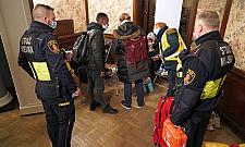 "Dowiedziała się, że syn poległ". Straż miejska pomaga uchodźcom