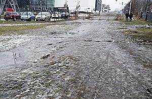 Do tramwaju i sklepu przez błoto. Mieszkańcy Tarchomina mają dość