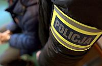 Ceg�� wali� w zaparkowany samoch�d. Nie potrafi� wyja�ni� dlaczego