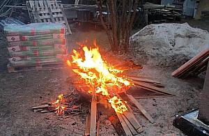 Truł sąsiadów z Miedzeszyna. "Nad okolicą unosił się dym"