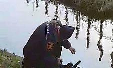 "Zaparkował" hulajnogę w kanale Nowa Ulga. Kto zapłaci mandat?