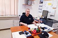 Policjant w o�rodku dla uchod�c�w. Obezw�adni� agresora, uratowa� wolontariuszk�