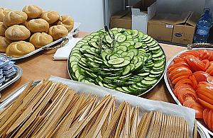 Urzędnicy pokazali, jak wygląda catering dla uchodźców