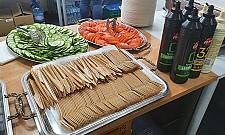 Urzędnicy pokazali, jak wygląda catering dla uchodźców