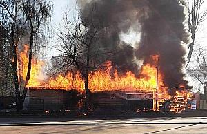 Potężny pożar w Marysinie Wawerskim. Spłonęły trzy duże baraki