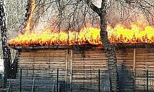 Potężny pożar w Marysinie Wawerskim. Spłonęły trzy duże baraki