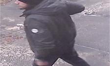 Zniszczył drzwi na Pradze. Szuka go policja