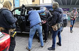 Udawali policjantów, okradali prostytutki