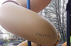 Rodzice sami otworzyli plac zabaw na Chomiczówce. Ryzykują wypadkiem swoich pociech