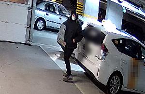 Kradzież toyoty na Tarchominie. Policja szuka podejrzanego